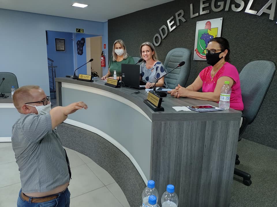 Vereadora Adriana Zimmer assume a presidência pelo período de 15 dias.