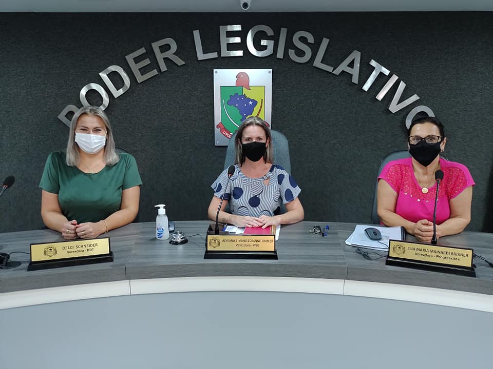 Vereadora Adriana Zimmer assume a presidência pelo período de 15 dias.