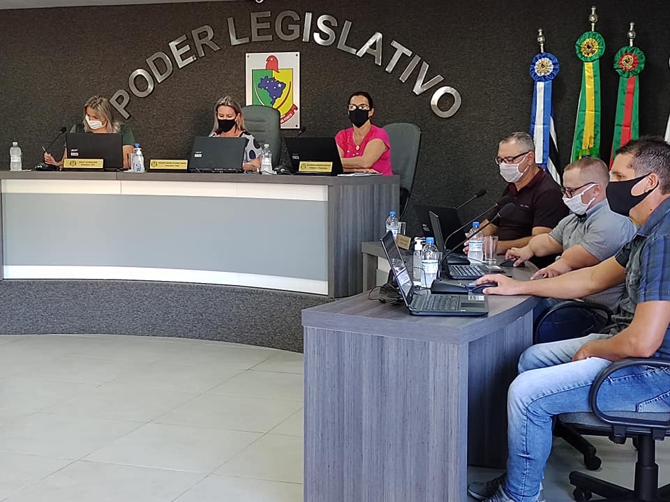 Vereadora Adriana Zimmer assume a presidência pelo período de 15 dias.