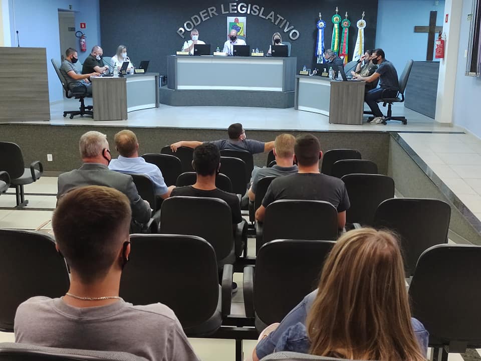 Vereadores aprovam renovação de contrato de dois técnicos em enfermagem.