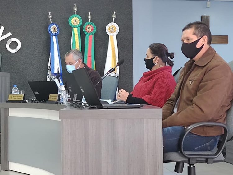 Vereadores aprovam projetos para construção de quadra esportiva, pavimentação de Ruas e aquisição de três caminhões em Sessão Extraordinária.