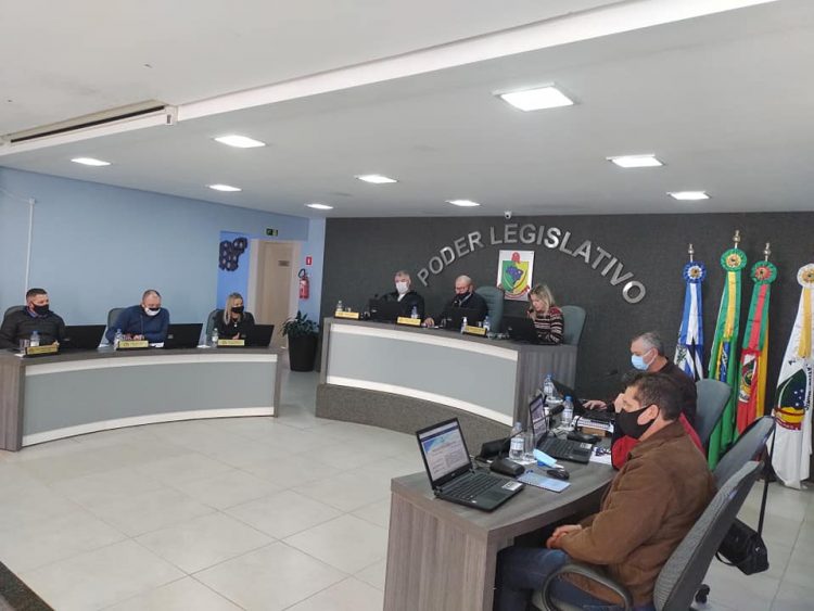 Vereadores aprovam projetos para construção de quadra esportiva, pavimentação de Ruas e aquisição de três caminhões em Sessão Extraordinária.