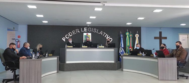 Vereadores aprovam projetos para construção de quadra esportiva, pavimentação de Ruas e aquisição de três caminhões em Sessão Extraordinária.