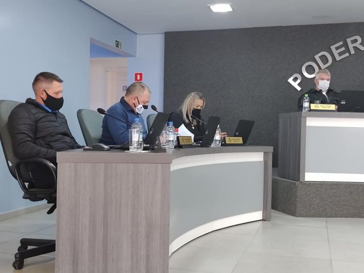 Vereadores aprovam projetos para construção de quadra esportiva, pavimentação de Ruas e aquisição de três caminhões em Sessão Extraordinária.