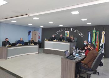 Vereadores aprovam projetos para construção de quadra esportiva, pavimentação de Ruas e aquisição de três caminhões em Sessão Extraordinária.
