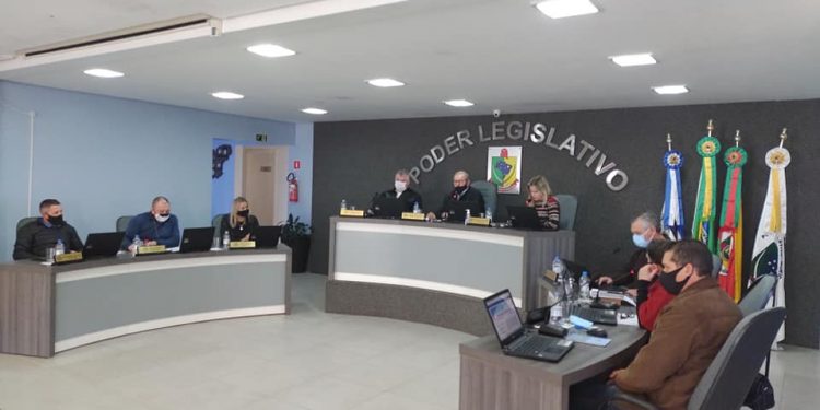 Vereadores aprovam projetos para construção de quadra esportiva, pavimentação de Ruas e aquisição de três caminhões em Sessão Extraordinária.