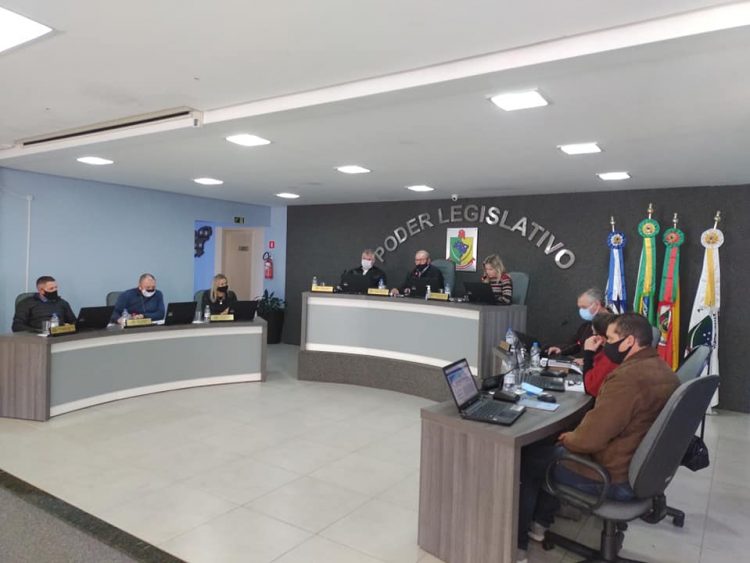 Vereadores aprovam projetos para construção de quadra esportiva, pavimentação de Ruas e aquisição de três caminhões em Sessão Extraordinária.