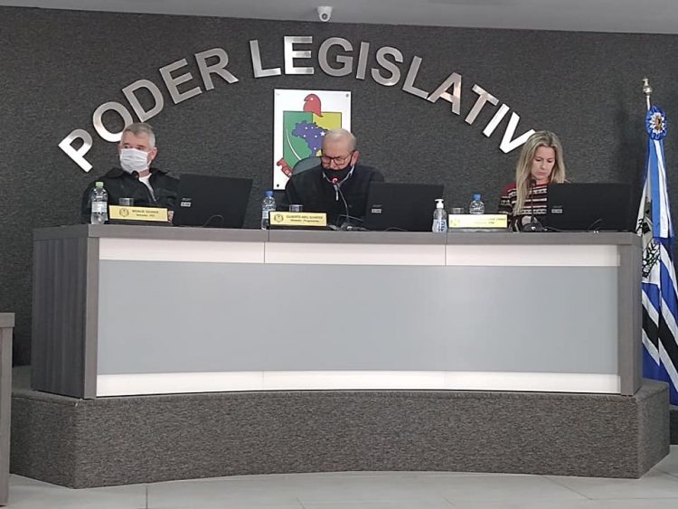 Vereadores aprovam projetos para construção de quadra esportiva, pavimentação de Ruas e aquisição de três caminhões em Sessão Extraordinária.