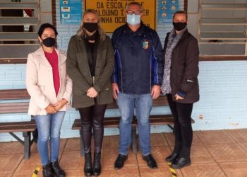 Vereadores visitam escola da rede municipal de ensino.