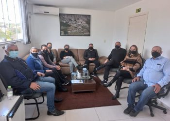 Vereadores se reúnem com direção do hospital Santa Rosa de Lima.