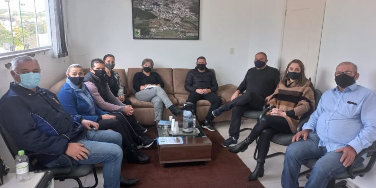 Vereadores se reúnem com direção do hospital Santa Rosa de Lima.