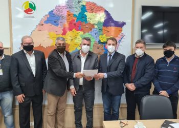 Presidente Gilberto Schäfer participa de audiência com servidores da Secretaria da Educação do Estado.