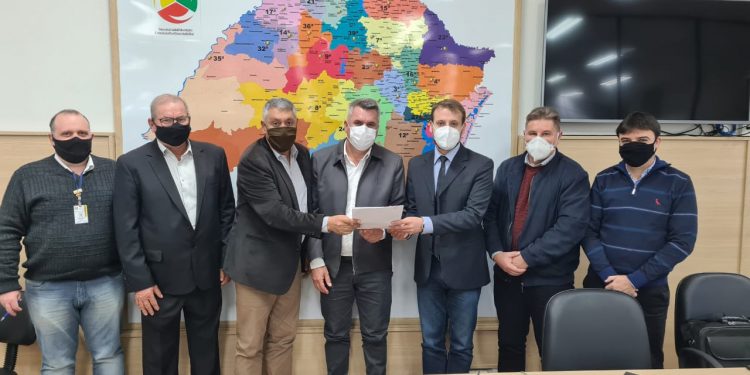 Presidente Gilberto Schäfer participa de audiência com servidores da Secretaria da Educação do Estado.