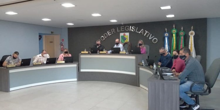 Vereadores aprovam Projeto que aumenta carga horária de servidor de fisioterapia.