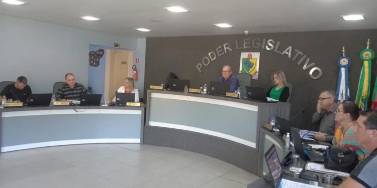 Vereadores aprovam Projeto para contratação de profissionais da saúde.