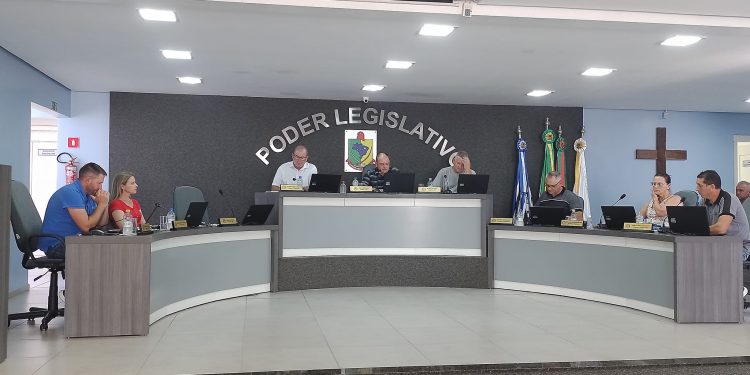 Vereadores aprovam 10 projetos de pavimentações, quadras esportivas, ginásio e compra de notebooks.