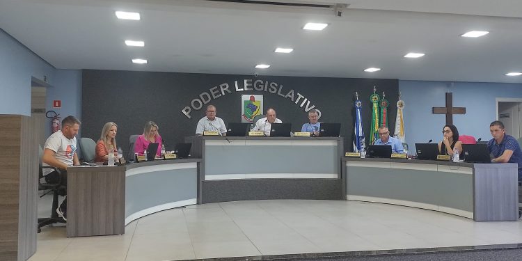 Os vereadores de Arroio do Tigre estiveram reunidos, no final da tarde dessa segunda-feira (28), para apreciação de dois Projetos de Lei, na Sessão Ordinária nº 1555.