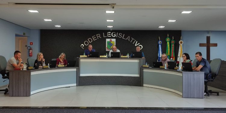 A Câmara de Arroio do Tigre esteve reunida no final da tarde desta segunda-feira, 14, na segunda Sessão Ordinária do mês, de nº 1554, para apreciação de três Projetos de Lei.