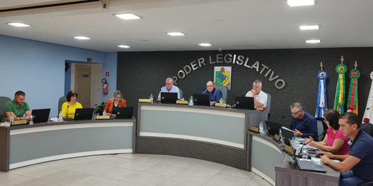 Parlamentares aprovam aumento do vale-alimentação para servidores municipais de Arroio do Tigre.