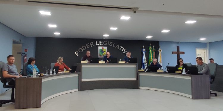 Vereadores de Arroio do Tigre reuniram-se em Sessão Ordinária nº 1556, nesta segunda-feira, dia 04 de abril para apreciação de um Projeto de Lei e uma Moção de Aplauso.