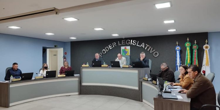 Em sessão Ordinária, Vereadores aprovam contratações emergenciais de profissionais da saúde e educação.