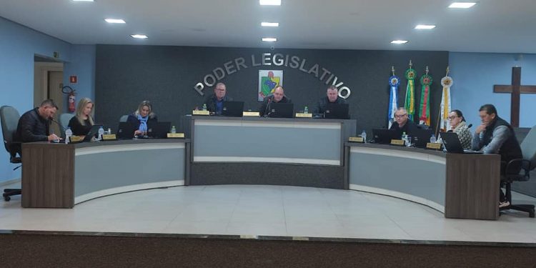 Um Projeto de Lei e duas Moções foram aprovados em Sessão Ordinária nº 1563.