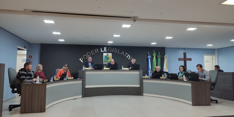 Vereadores aprovam contas de 2018 do prefeito Marciano Ravanello e vice-prefeito Vanderlei Hermes.