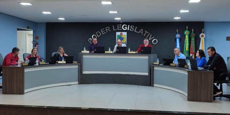 Três Projetos aprovados na reunião desta segunda-feira.