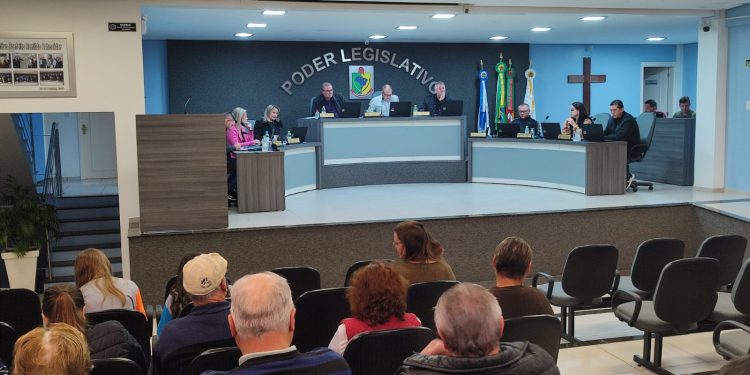 Sessão desta segunda-feira é marcada por homenagens, Moção, aprovação de projetos e tribuna livre.