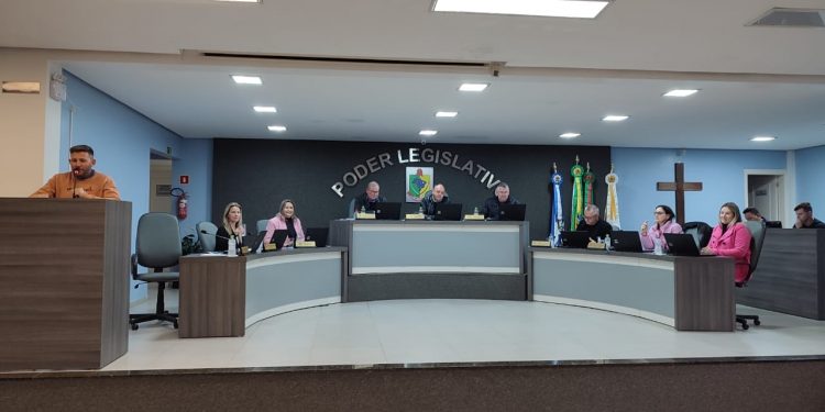 Vereadores aprovam a contratação emergencial de motoristas, serventes, operador de máquinas, assistente social e psicólogo.