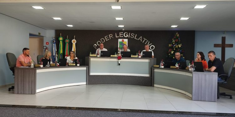 Última Sessão do ano teve aprovação do Orçamento e manifestações na Tribuna.