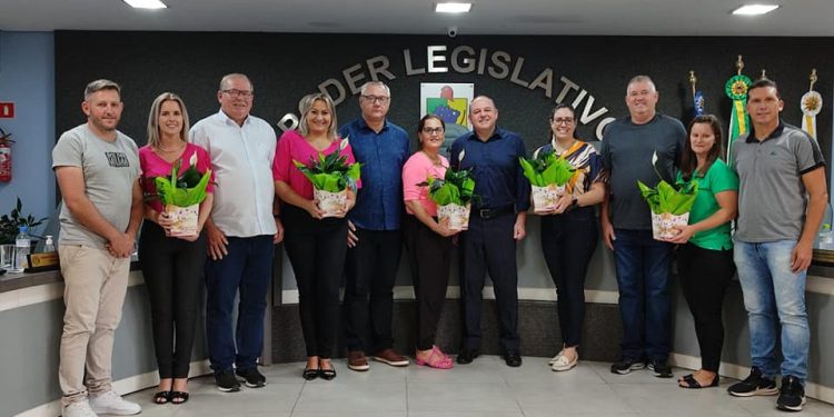 Duas matérias foram aprovadas e Mulheres são homenageadas na Sessão dos Vereadores de Arroio do Tigre, nesta segunda-feira.