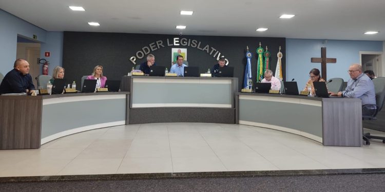 Vereadores aprovam Projeto que prevê abertura de crédito para aquisição de contêineres de lixo.