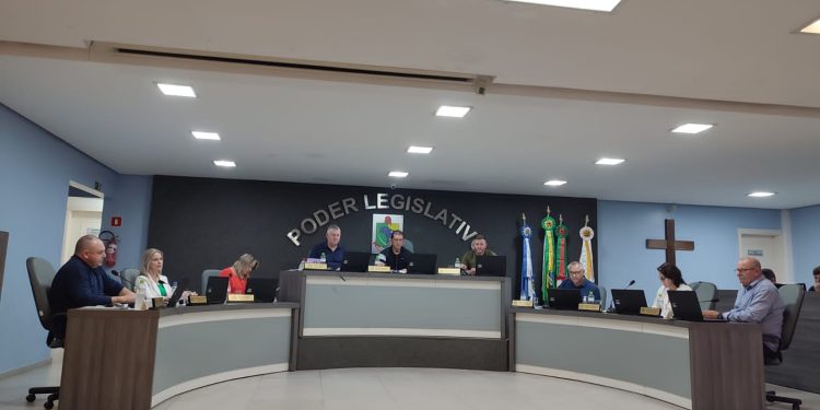 Revisão ao Funcionalismo Público e aos Agentes Políticos, Abertura de Crédito, Contratações Emergenciais, incentivo a empresa e Moção marcam a última Sessão de abril.