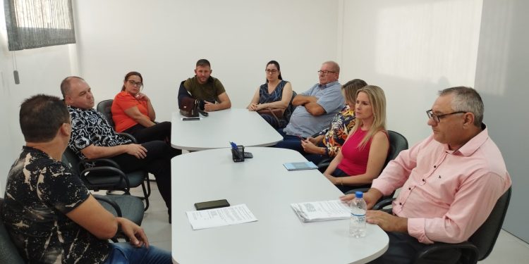 Vereadores firmam compromisso em seguir o Regimento Interno da Câmara de Vereadores.