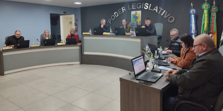 Vereadores aprovam projeto que cria dois novos cargos de Secretários Municipais.