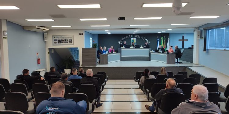 Vereadores aprovam regulamentação do serviço de táxi no município.