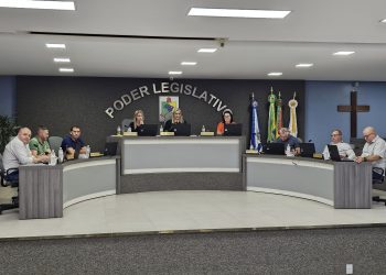 Sessão desta segunda-feira é marcada pela aprovação de 13 matérias.