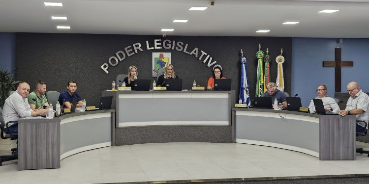 Sessão desta segunda-feira é marcada pela aprovação de 13 matérias.