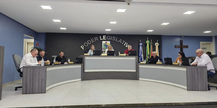 Em Sessão Ordinária, Vereadores aprovam quatro projetos e uma Moção.