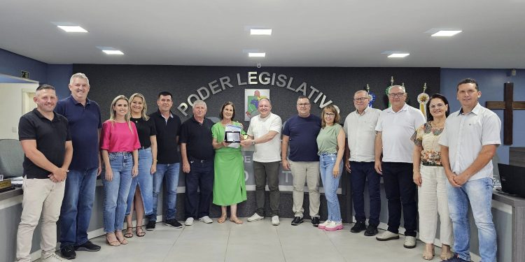 Câmara de Vereadores de Arroio do Tigre homenageia Meraci Terezinha Rech Zimmer em Sessão Solene