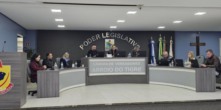 Vereadores analisam e aprovam projetos financeiros e administrativos na Sessão Ordinária desta segunda-feira