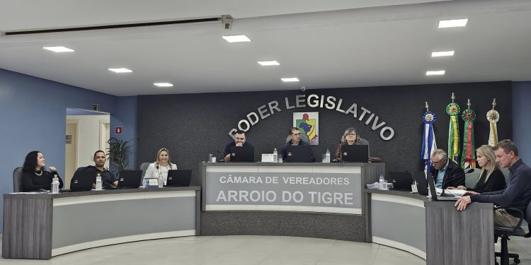 Sessão da Câmara debate concursos, contratações emergenciais e contas públicas