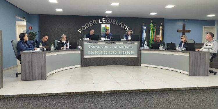 Vereadores discutem e aprovam Plano Plurianual 2026/2029 e projeto sobre jornada suplementar