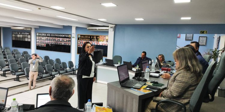 Sessão Extraordinária conta com projeto que reestrutura o Serviço de Inspeção Municipal (SIM) e posse de Vereadora