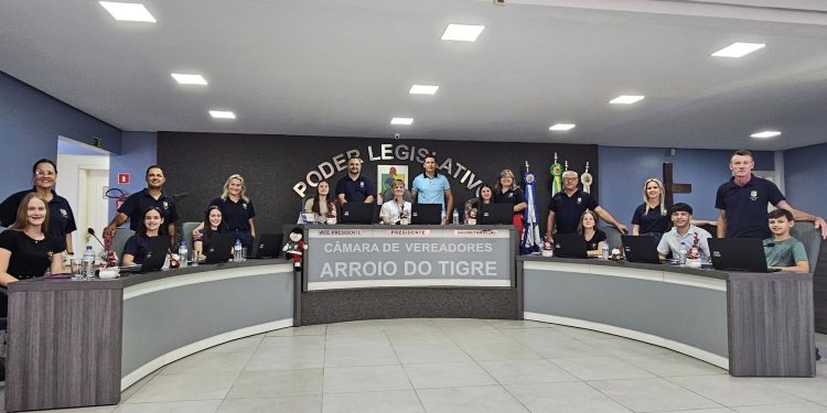 Sessão Especial “Vereador por Um Dia” reúne grande público e destaca protagonismo estudantil em Arroio do Tigre