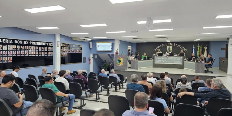 Parlamentares aprovam orçamento, projetos e destacam homenagem na Sessão desta segunda-feira